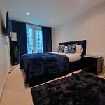 Deluxe Two-Bedroom Vauxhall Apartment