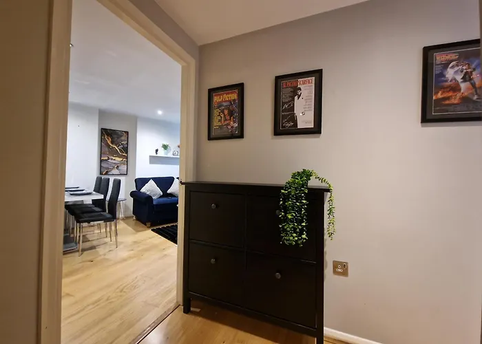 Deluxe Two-Bedroom Vauxhall Apartment